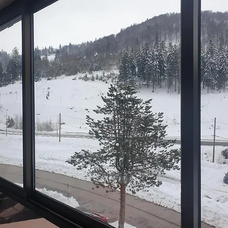 Belle Hutte Cote Pistes De *